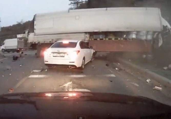 Mindent letarolt az elszabadult kamion