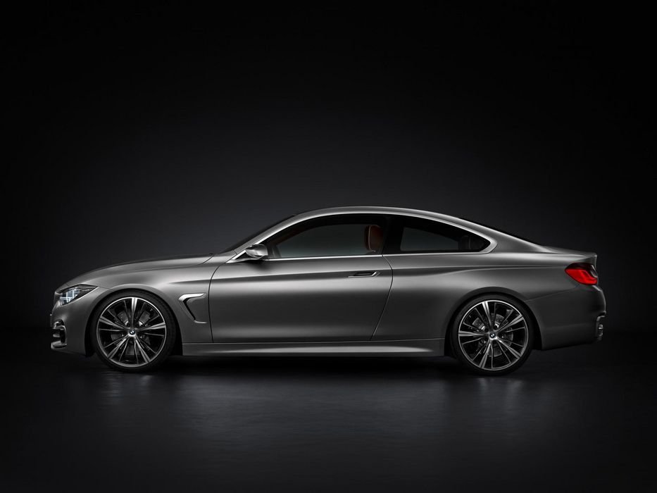 Itt a 4-es BMW 7