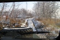 A Landy pótkeréknek a motorháztatőn a helye!