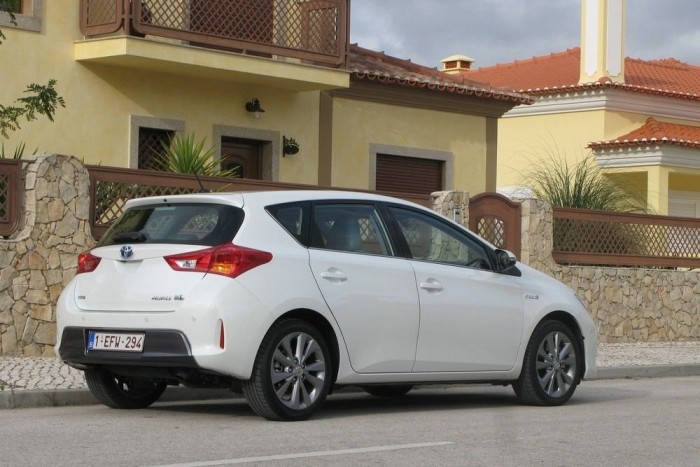 Vége az álmatag Toyotáknak? 2 Oldalról lapítottnak látszik az új Auris – mindenesetre laposabbnak, mint az elődje. Az optikai hatás elérésében a hosszúság három centis növekedésénél többet számít az, hogy a magasság öt és fél centivel kisebb. Ebből csupán egy centi keletkezett a szabad magasság csökkentéséből. A tengelytáv változatlan maradt