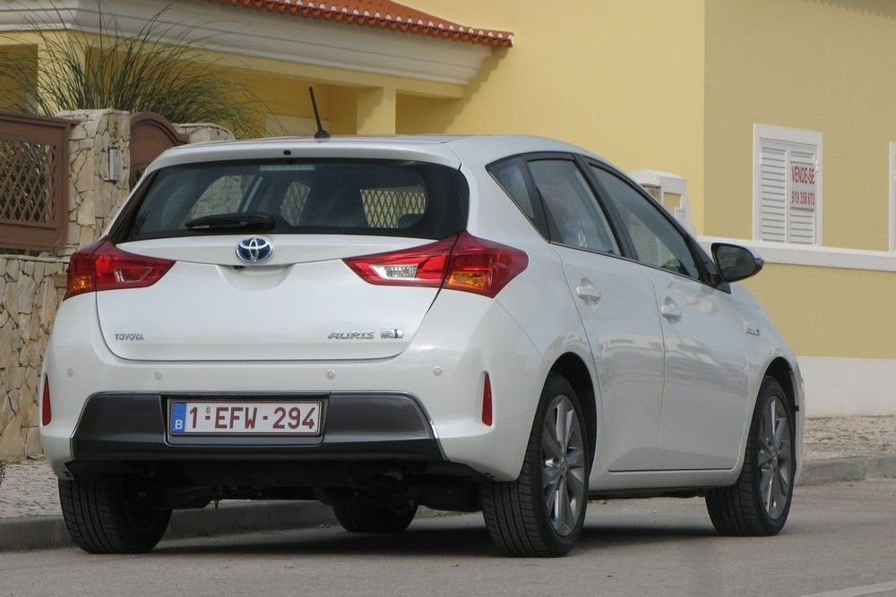 Ha nem áll pont az új Auris mellett egy Lexus CT200h, hátulnézetből sokan összekevernék a két távoli rokont. Főként a hátsó lámpák formája nagyon hasonló, amelyekben a hibrid esetében LED-ek is teljesítenek szolgálatot. A hibrid Aurisokon alapfelszerelés a könnyűfém kerékgarnitúra