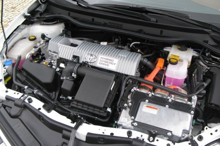 Hardver szempontjából az Auris hibrid hajtáslánca azonos a régiével, a Priuséval és a Lexus CT200h-éval, a szoftvert azonban úgy módosították, hogy a motorhang és a gyorsulás között szorosabb legyen az összefüggés. Ezt viszont alig hallani a hatásosabb hangszigetelés miatt