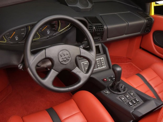 A Cizeta nem kötött kompromisszum a luxus terén, 1700 kilogrammos tömegébe minden fényűző extra belefért.