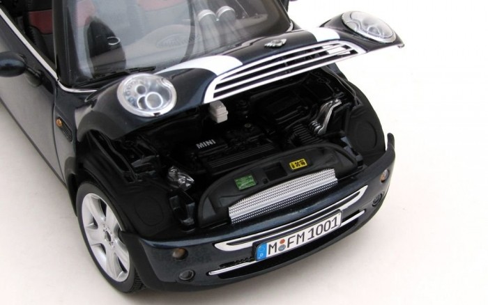 Örökké divatos 7 | Vezess Nem vitték túlzásba a kidolgozást, az 1.6-os motort egy egybeöntött műanyagos térplasztikává egyszerűsítették le