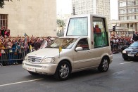 A terepjáró nemcsak magassága miatt alkalmas pápamobilnak, a felező áttétellel könnyű lépésben haladni a hívek gyűrűjében. A Mercedes-Benz 80 éve pápai beszállító