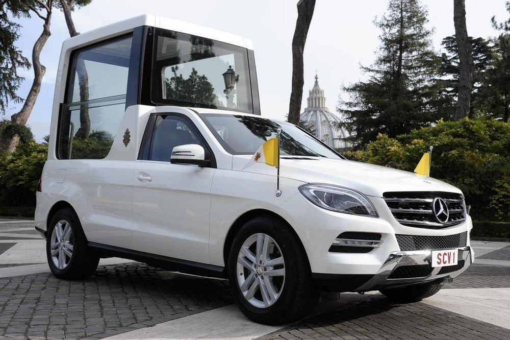 A Mercedes-Benz új autóval lepte meg a pápát. Elődeihez hasonlóan XVI. Benedek is egy terepjárót használ majd