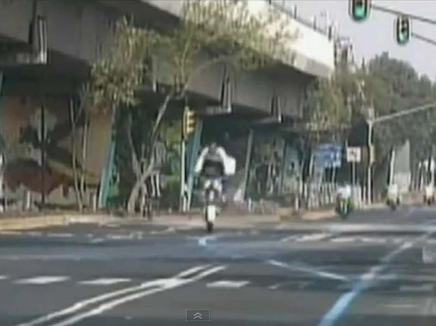 Hatalmasat esett a motoros rendőr