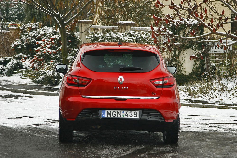 Hátulról lehetne Mitsubishi vagy épp Mazda is, ahol Laurens van den Acker, a Renault fődesignere korábban dolgozott