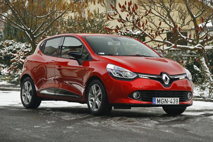 Jól fogyaszt a turbós háromhengeres? 11 Nagy siker a kis Renault: 1990 óta majdnem 12 millió darab talált gazdára. Ha itthon mindenki csak Cliót venne, a tavalyi 45 ezres újautó-értékesítéssel számolva 267 (!) év alatt kelne el ez a mennyiség
