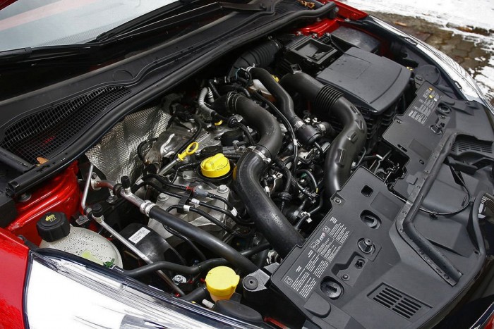 Nem közvetlen befecskendezéses az új motor, ezt négyhengeres testvére, az 1,2 TCe 115 tudja csak. A Nissan Micra háromhengerese kompresszoros, a Renault-é turbós