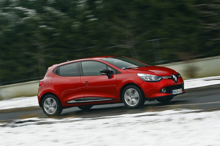 Vagány, jól vezethető autó lett a Clióból. Közvetlen kormányzása nem ad elég visszajelzést az útról, de nagyot lehet vele kanyarodni