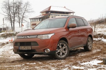 Sárban, párnák közt: Mitsubishi Outlander
