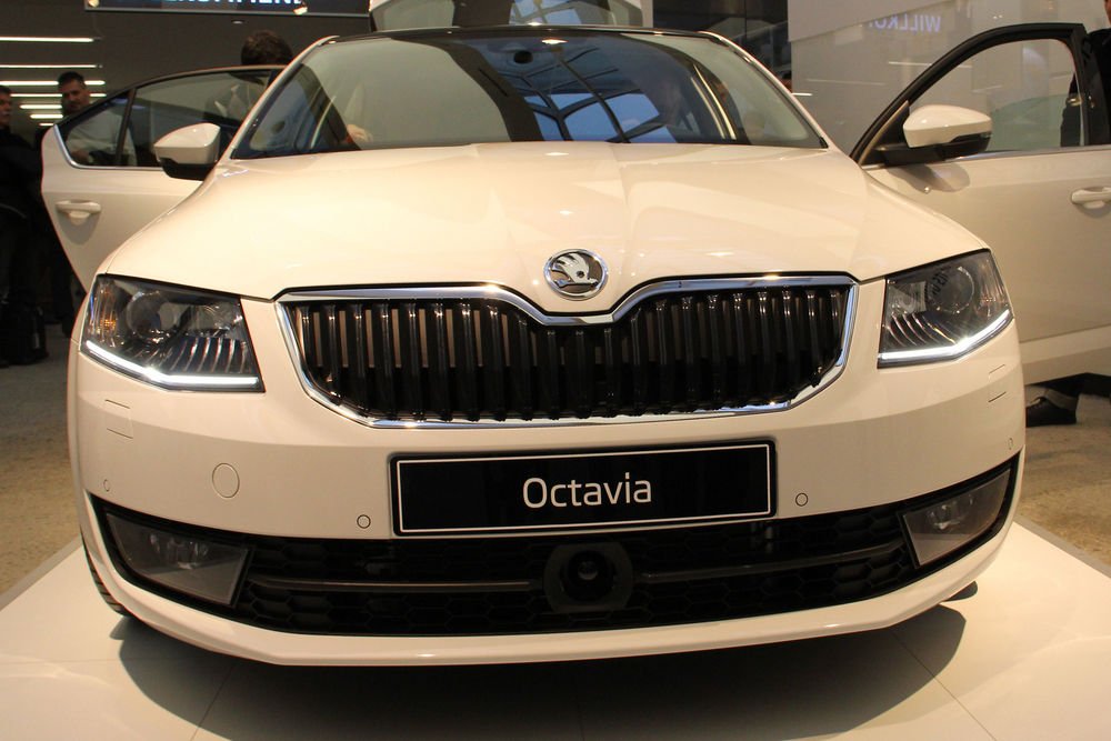Vízszintes vonalak sokasága nyújtja dinamikusra az Octavia frontrészét, de valljuk be, ha nem lenne a márkajel felett az apró betörés, simán elmennek Audinak