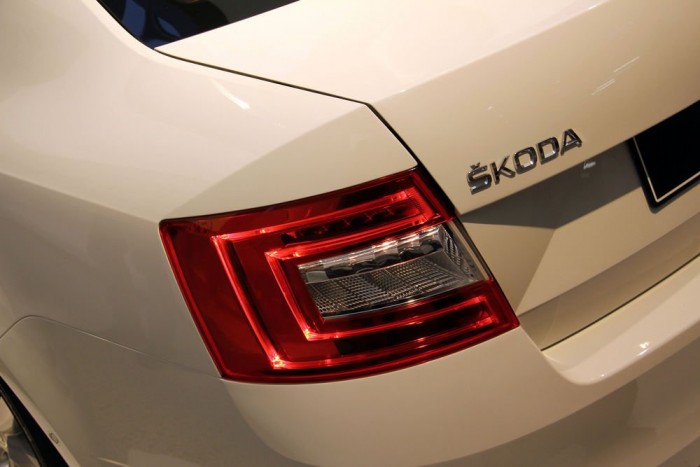 Magyar kedvenc lehet az új Octavia 7 | Vezess Hátul a C alakban világító lámpatestek azonosítják be a harmadik generációs Octaviát