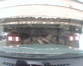 Tolatva pusztított a teherautó