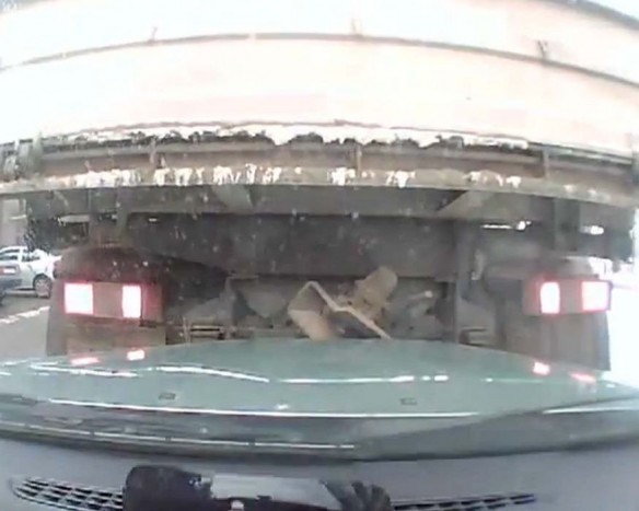 Tolatva pusztított a teherautó