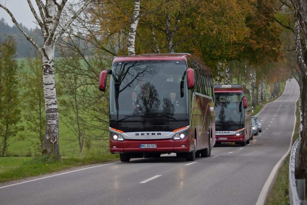 A tesztút során először a kézi váltós kéttengelyes, továbbá az automataváltós háromtengelyes kipróbálására került sor