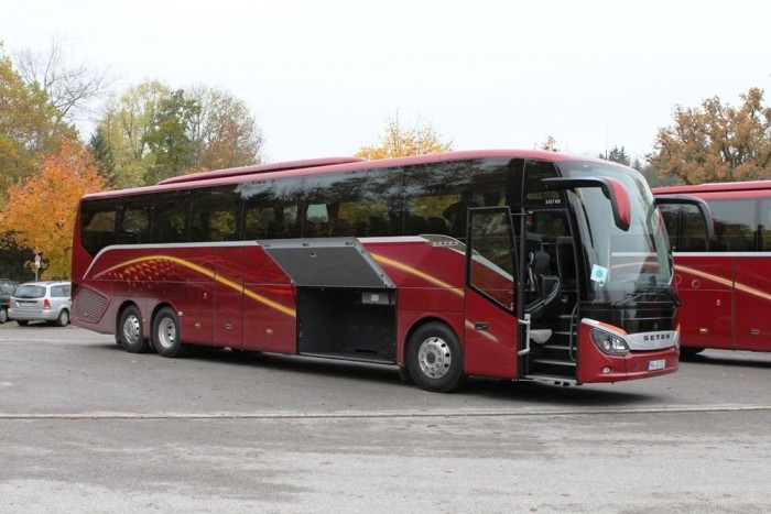 Turistaosztályon is kényelmesen: Setra 500 7 A háromtengelyes változatban egy kicsivel több hely jut a csomagoknak, amely elsősorban a konstrukciónak köszönhető.