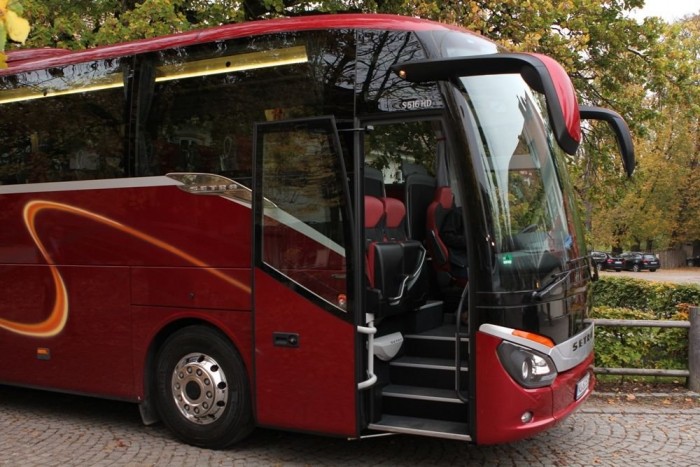 Turistaosztályon is kényelmesen: Setra 500 8 Az utaskísérő ülése némileg hátrébb került a szokásosnál, így kényelmesen lehet fellépni az első ajtónál