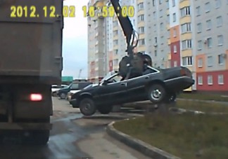 Lopós autó helyett markoló