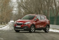 Visszafogottan vagány a Mokka, arányaihoz mérten felismerhető Opel márkajegyeket kapott