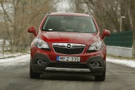 Visszafogottan vagány a Mokka, arányaihoz mérten felismerhető Opel márkajegyeket kapott