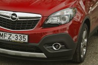 A lámpatest felépítése az Insigniát idézi, a felül visszakunkorodó nappali menetfény lassan Opel védjeggyé válik