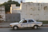 A nagy taxi továbbra is Mercedes-Benz. Alapesetben a 123-as, ritkábban az 1984-től gyártott 124-es sorozatból