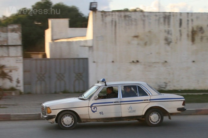 Nem román a Dacia-gyár 3 A nagy taxi továbbra is Mercedes-Benz. Alapesetben a 123-as, ritkábban az 1984-től gyártott 124-es sorozatból