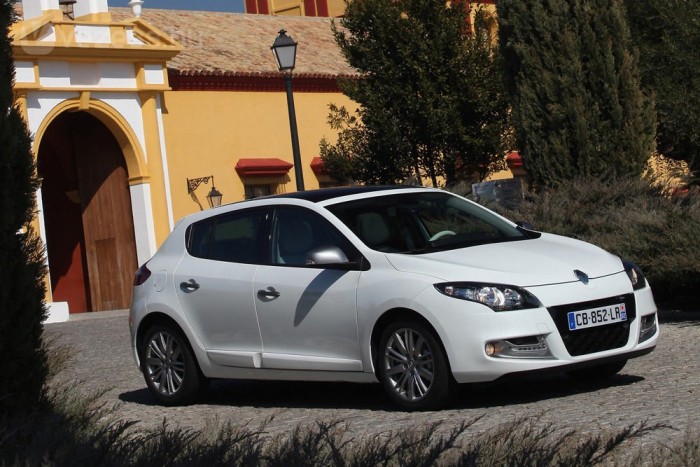 Közpénzből csak Opel Astrát? 3 Opel vagy azzal egyenértékű - szól a kiírás. De a sajátos műszaki specifikációnak nem felelnek meg a konkurensek