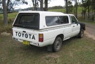 A Top Gear szerint elpusztíthatatlan a Toyota Hilux Pickup. Mi hiszünk nekik, a Lada Niva helyett a nyolcvanas évek japán platósai jelenetenek komoly alternatívát