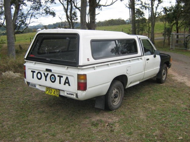 Guberálás olcsó túlélőjárművek után 5 A Top Gear szerint elpusztíthatatlan a Toyota Hilux Pickup. Mi hiszünk nekik, a Lada Niva helyett a nyolcvanas évek japán platósai jelenetenek komoly alternatívát