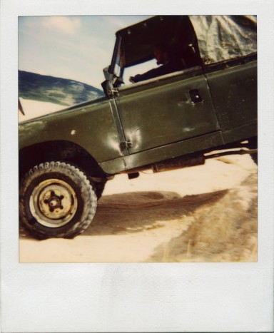 Land Rover és Polaroid 2 Miközben lassan, de biztosan épül, szépül, javul az öreg Land Rover, néha kezembe akadnak régi fényképek is róla. Legutóbb pár darab Polaroid képet vetett ki magából a fiók.