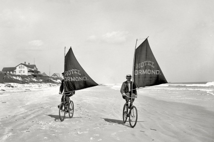 Hova löki vissza a világvége az autóipart? 9 | Vezess Ha pont jó felől és felé fúj a szél, így is el lehet majd közlekedni a civilizáció összeomlása után