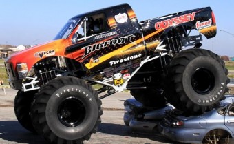 Videón pusztít az elektromos autószörny