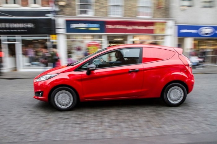 Megújult a Ford kisáruszállítója 1 A gyártó hivatalos mérései alapján az új Fiesta áruszállító fogyasztása 3,7 l/100 km, ami rendkívül kedvezőnek tűnhet, de megérzéseink szerint azért előfordulhatnak ennél jóval magasabb értékek is