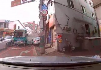 Rémisztő balesetet okozott a féktelen busz