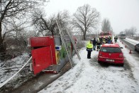 A járműben négy tűzoltó ült. Egy kocsisort előztek, amikor az egyik szemből jövő jármű nem engedte el a tűzoltóautót, így az - miközben vissza akart térni a sávjába - a padkára sodródott, majd az oldalára borult