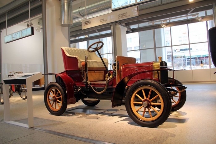 A Skoda-rajongók temploma 1 Laurin & Klement Voiturette A - Az alapítók által gyártott első automobil. Rövid pályafutása alatt komoly népszerűségre tett szert, kéthengeres, négyütemű motorja hét lóerővel mozgatta az apró járművet.