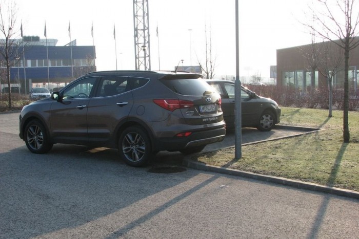A Hyundai, ami tényleg prémium 8 A parkolóautomatika csodája: a képen látható pozíció az autó szerint egy párhuzamos tolatva beállás kellő közepe. Ebben a helyzetben a rendszer még simán ment volna hátra