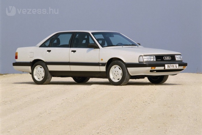 30 éves az Audi 100 C3 12 Az Audi 200 a luxusváltozat bővebb felszereltséggel, szebb kárpitokkal, eltérő lökhárítóval és első fényszóróval, de alapjaiban azonos karosszériával. Idővel eltűnt belőle a szívó öthengeres, maradtak a turbók