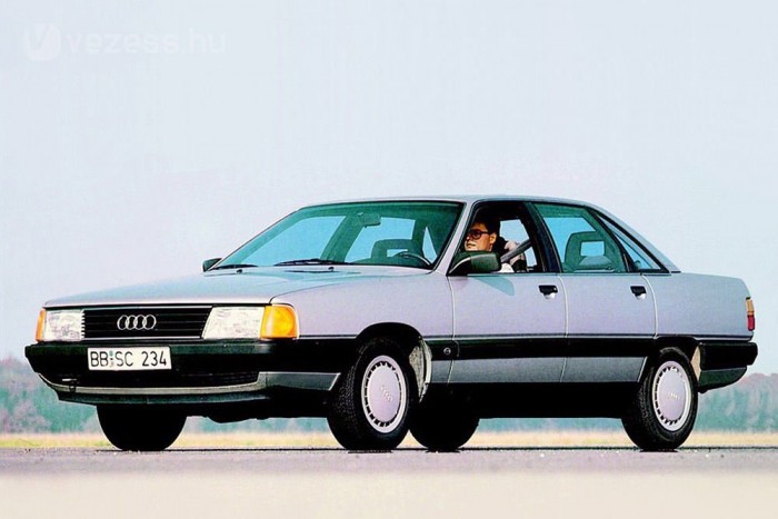 30 éves az Audi 100 C3 6 1988-tól lehetett vezető oldali légzsákot rendelni, de ez ritka és drága extra volt. A vezető és az első utas életét a procon-ten-rendszer védte, amely a motortömbön átvetett drótkötéllel megfeszítette az öveket és beljebb húzta kormányt a műszerfalhoz, kihasználva az ütközéstől hátrafelé mozduló motort