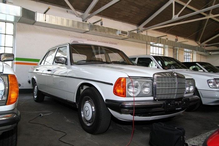 Különleges sztorik egy Mercedes-gyűjtemény körül 3 Természetesen az összes papírja megvan az első tulajdonostól sértetlenül vásárolt benzines, karburátoros autónak. Egy éve volt utoljára beindítva, de előttem egy másodperc alatt beröffent, az eredeti Becker rádió sem serceg benne. 92 ezer km-t futott az 1979-es évjáratú kocsi