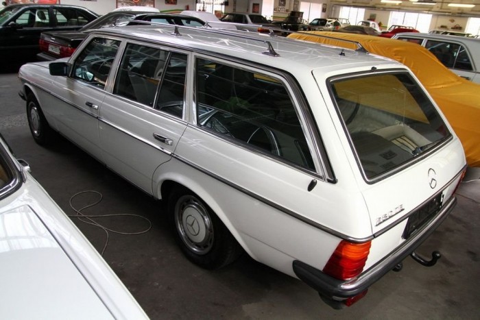 Különleges sztorik egy Mercedes-gyűjtemény körül 6 Ezt az 1982-es kocsit egy erősen mozgássérült orvos szállítására használták Németországban évtizedeken át. A férfi hátul, a csomagtartó és a kiszerelt hátsó ülések helyén feküdt, ebből következően kizárólag lassan közlekedtek vele. Mint minden darabnak a gyűjteményben, ennek is megvan a maga sztorija arra, hogy miért gyári állapotú