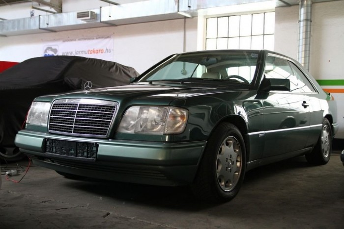 Különleges sztorik egy Mercedes-gyűjtemény körül 7 1995-ből származik a 320CE, amelyben az akkor ritka elektronikus menetstabilizáló is működik. 150 ezer kilométer van a hathengeres, 240 lóerős blokkban, mert ezzel sokat közlekedik a baleseteknél igazságügyi szakértőként is dolgozó Melegh