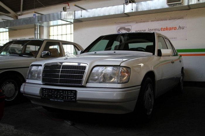 Különleges sztorik egy Mercedes-gyűjtemény körül 9 Gyakorlatilag a Mercedes-múzeumba is be lehetne állni vele, olyan keveset használta az idős tulajdonosa - büszkélkedik a tanszékvezető. Az 1995-ös autó különlegessége még a dízeleknél szokatlan mechanikus váltó