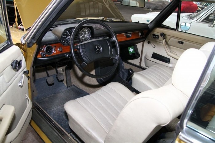 Különleges sztorik egy Mercedes-gyűjtemény körül 12 Ebből az autóból két, majdnem tökéletesen azonosat rendelt egy szerelmespár 1971-ben a Mercedes-gyárból. Közel négy évtizeden át használták őket, ám nemrég elhunyt a nő, és özvegy férje úgy döntött, a feleség példányát képtelen megtartani, így került Budapestre