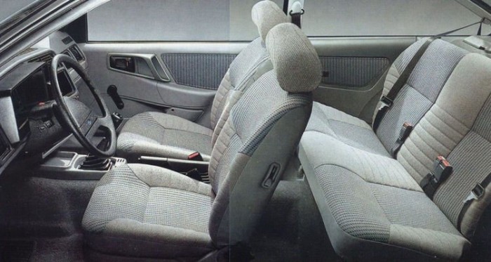 Másfél évtizeddel az Euro NCAP tesztel elterjedése előtt műszerfali fényjelzés kérte az öv becsatolását