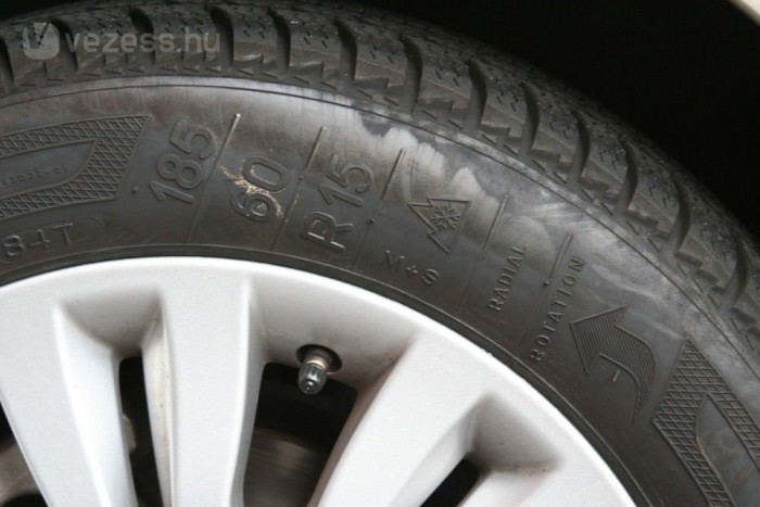 Nyakunkon a hó. Önnek milyen gumija van? 6 | Vezess Legalább 4 mm mintaárok és M+S vagy MS jelölés megléte esetén minősül csak téli guminak az adott abroncs. Önmagában a hópehely szimbólum nem elég!