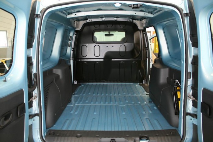 Így suhantunk a jövő felé 2012-ben 8 Renault Kangoo Z.E.: az elektromos kisáruszállító városban, rövid utakon akár gazdaságilag is reális alternatívája lehet egy dízel Kangoonak